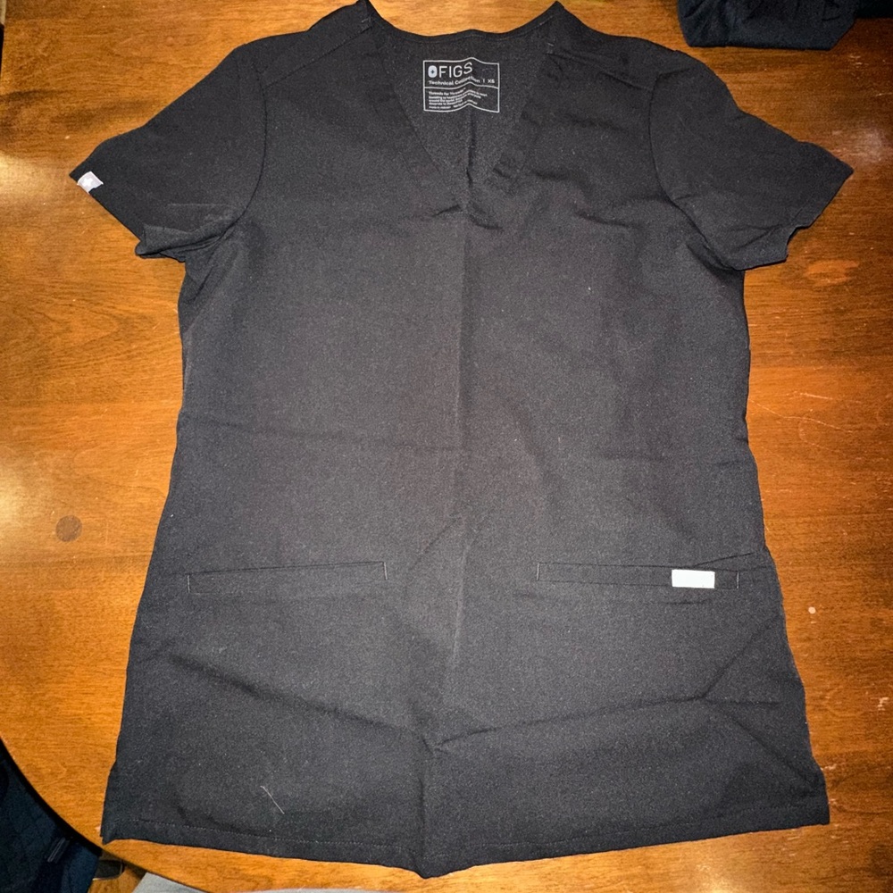 Black XS FIGS top